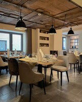 供应午餐和晚餐，本地与国际菜