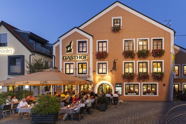 A Gasthof Café with outdoor seating and flower boxes on the building facade. - Hotel Die Gams (Beilngries)