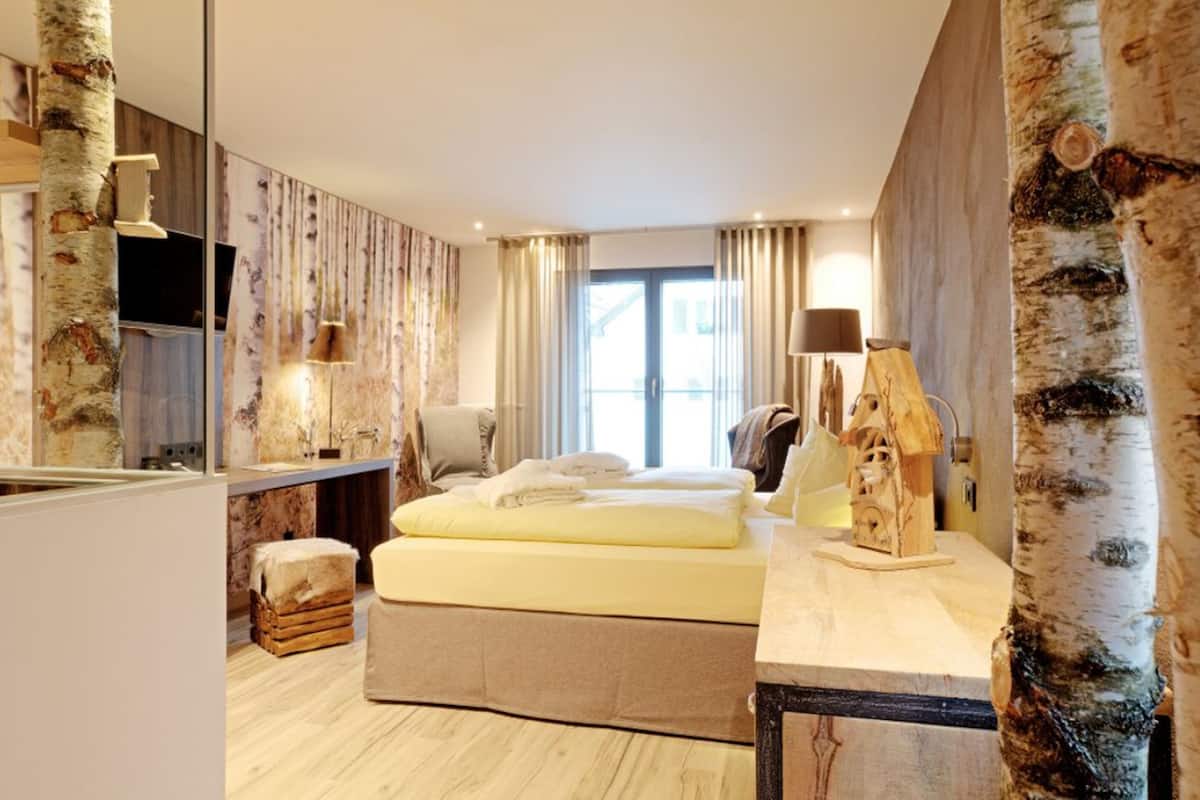 deluxe double room | 1 bedroom, desk, iron/ironing board, free wifi