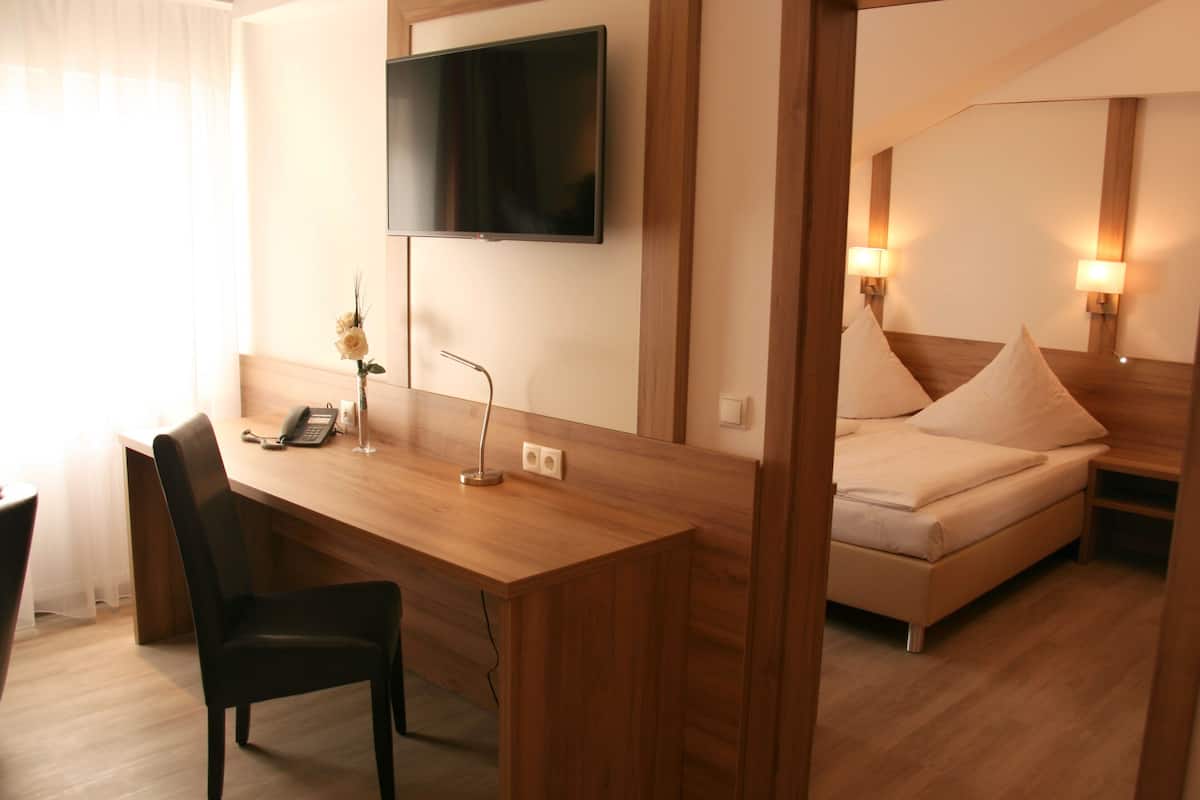 Habitación doble Deluxe | Escritorio, espacio para trabajar con laptop y cortinas blackout