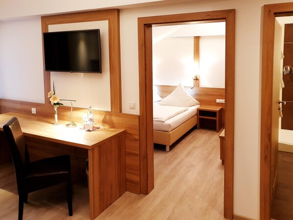 Escritorio, espacio para trabajar con laptop y cortinas blackout