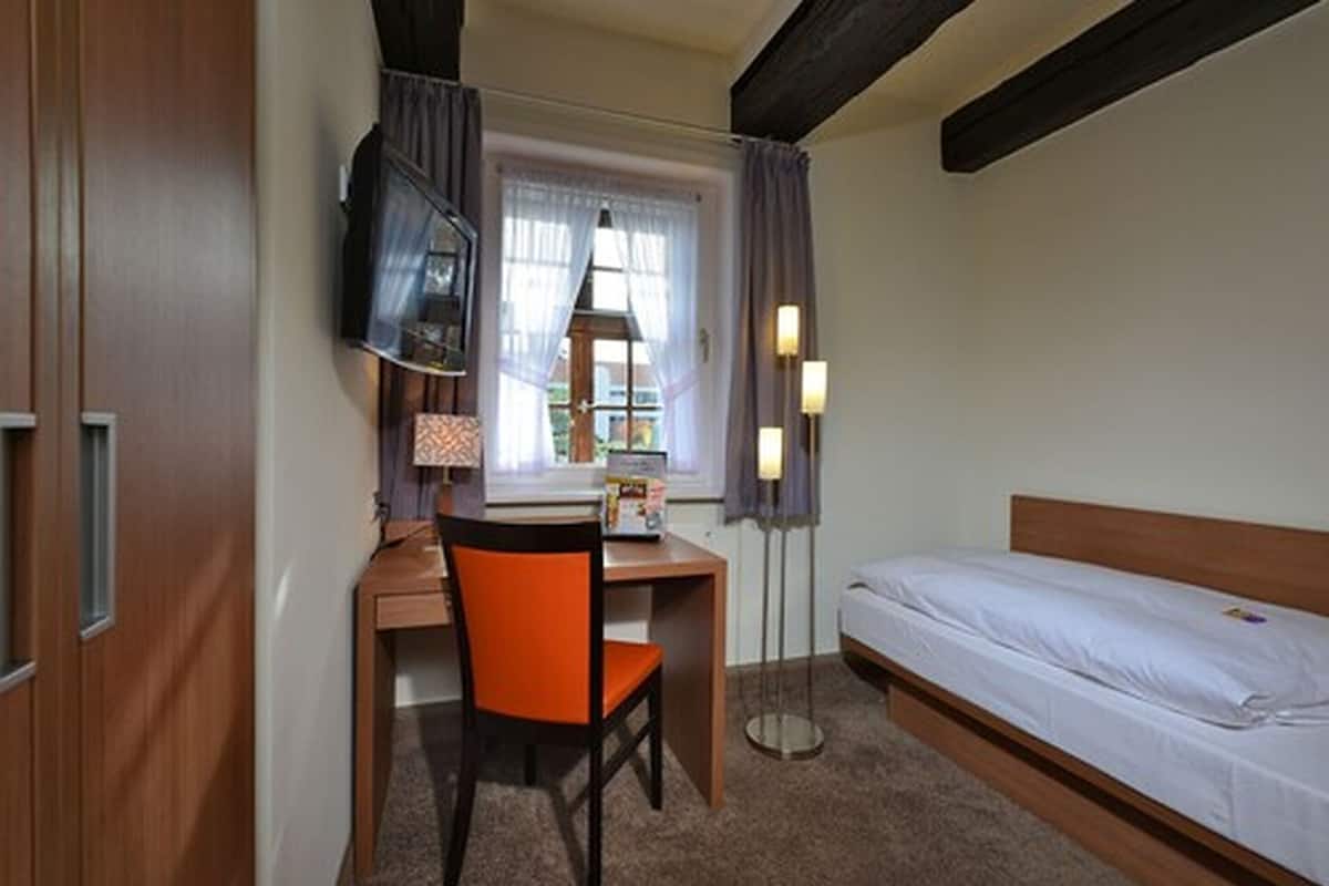 Standaard eenpersoonskamer, 1 eenpersoonsbed, privébadkamer | Luxe beddengoed, een bureau, een strijkplank/strijkijzer, gratis wifi