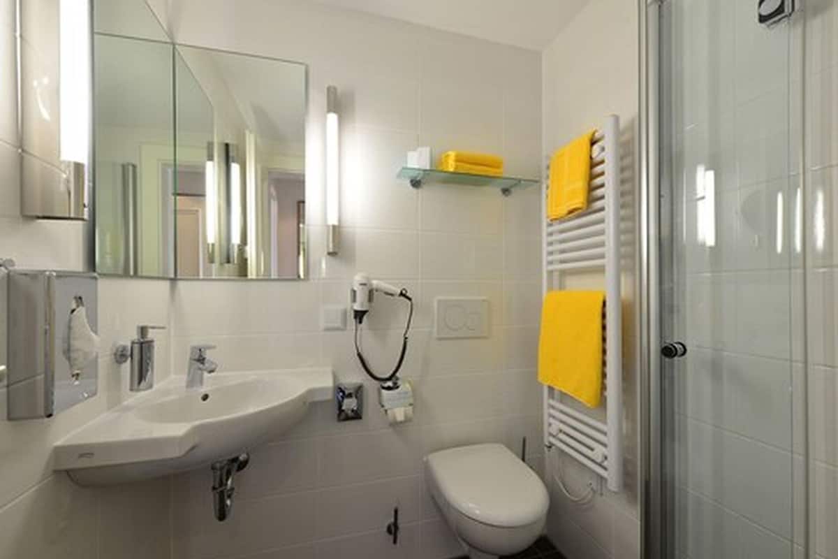 Ücretsiz banyo/kozmetik ürünleri, saç kurutma makinesi, havlu