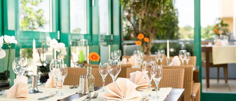 Breakfast, lunch, dinner served; international cuisine