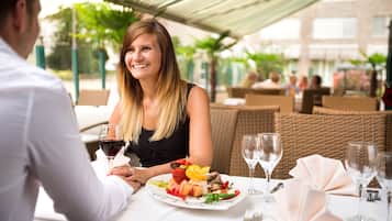 Se sirven desayunos, comidas, cenas y cocina internacional
