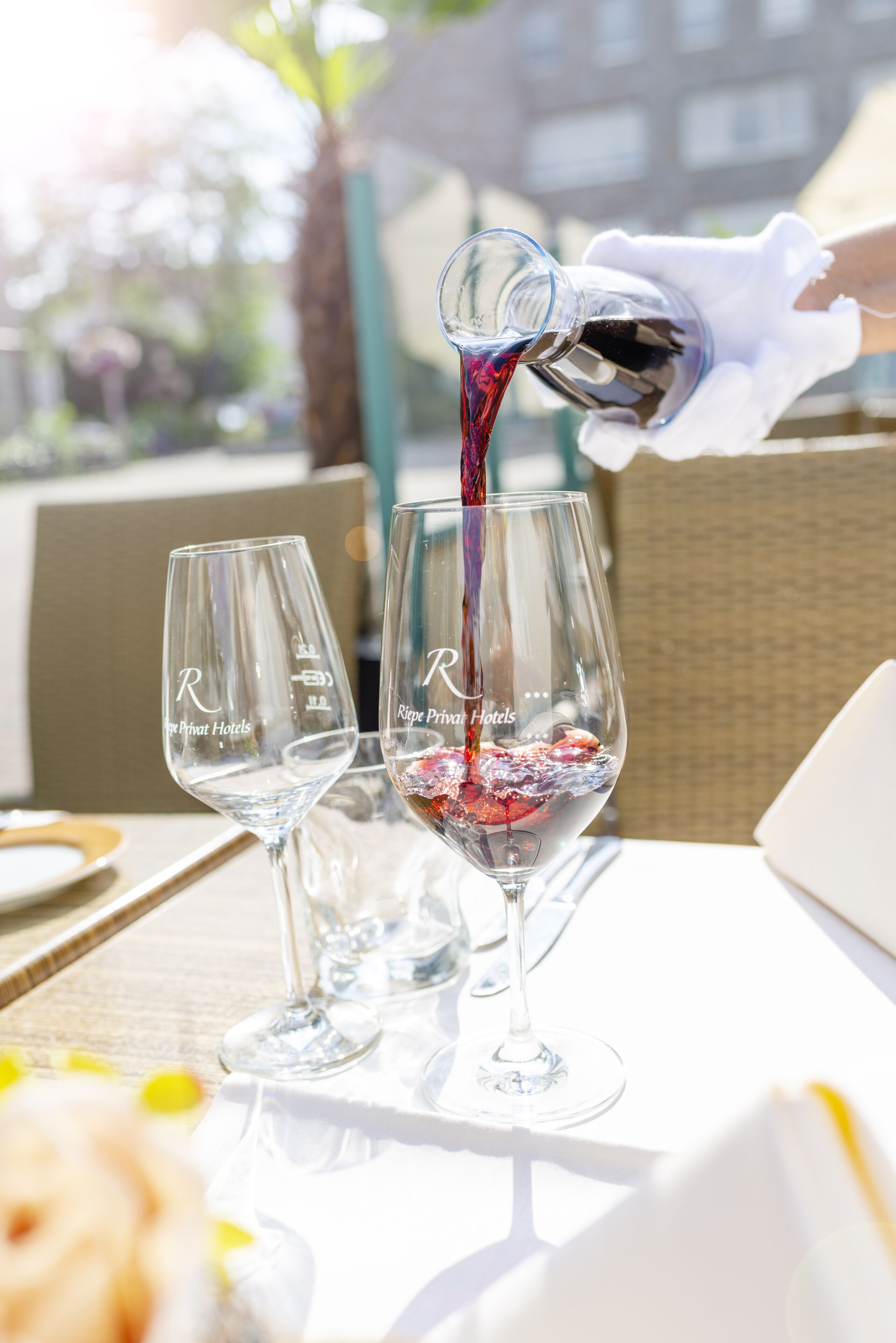 Breakfast, lunch, dinner served; international cuisine 