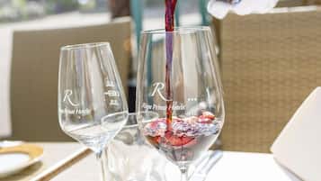 Se sirven desayunos, comidas, cenas y cocina internacional