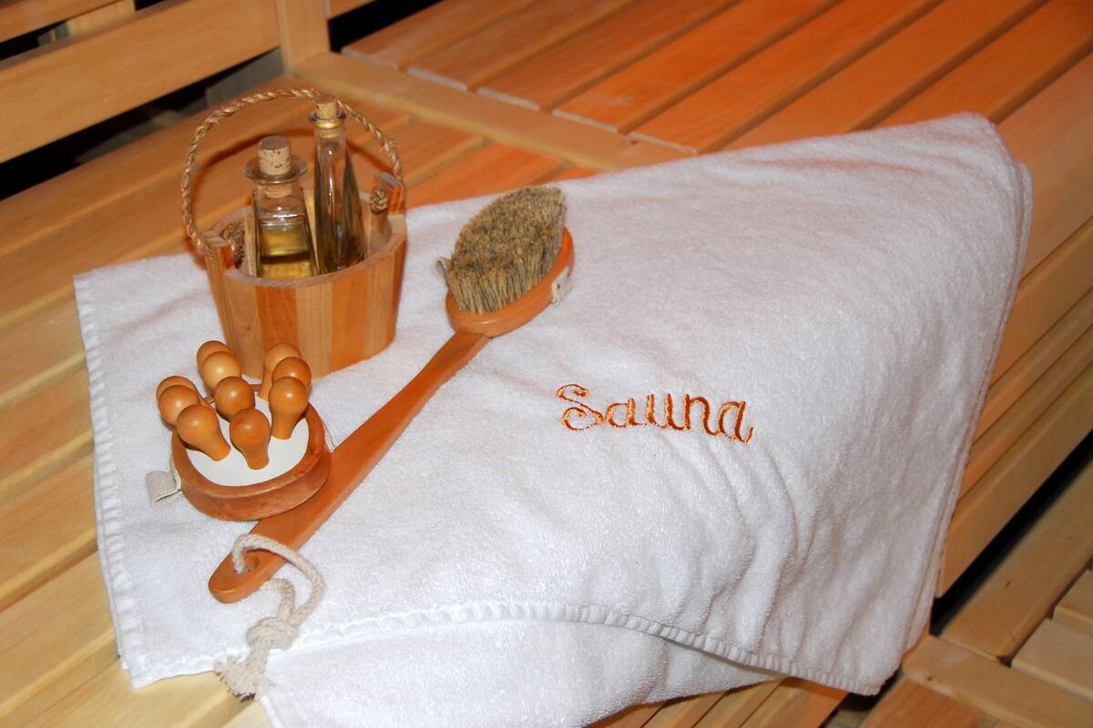 sauna, steam room, hot stone massages, 1 treatment room, massages