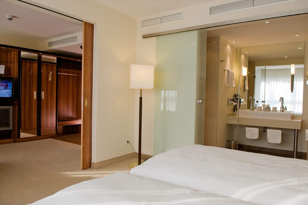 Suite familiale | Literie hypoallergénique, couette en duvet, minibar, coffre-fort