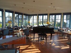 Petit-déjeuner et dîner servis sur place, restauration en plein air 