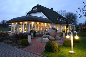 Petit-déjeuner et dîner servis sur place, restauration en plein air 