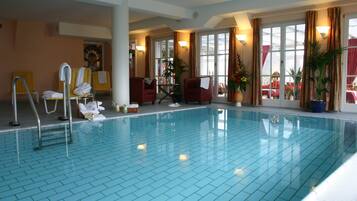Kolam renang indoor