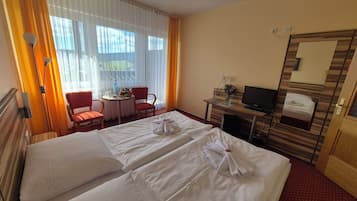 Signature Double Room | Laptop workspace, free WiFi, bed sheets