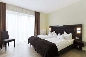 Minibar, desk, laptop workspace, blackout curtains - Hotel am See (Grevesmuehlen)