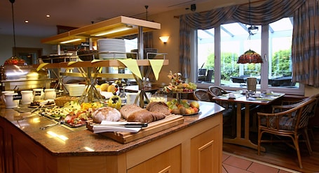 供应早餐、午餐和晚餐,地区菜