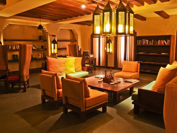 Un rincón tranquilo con muebles de madera, chimenea y estantería.