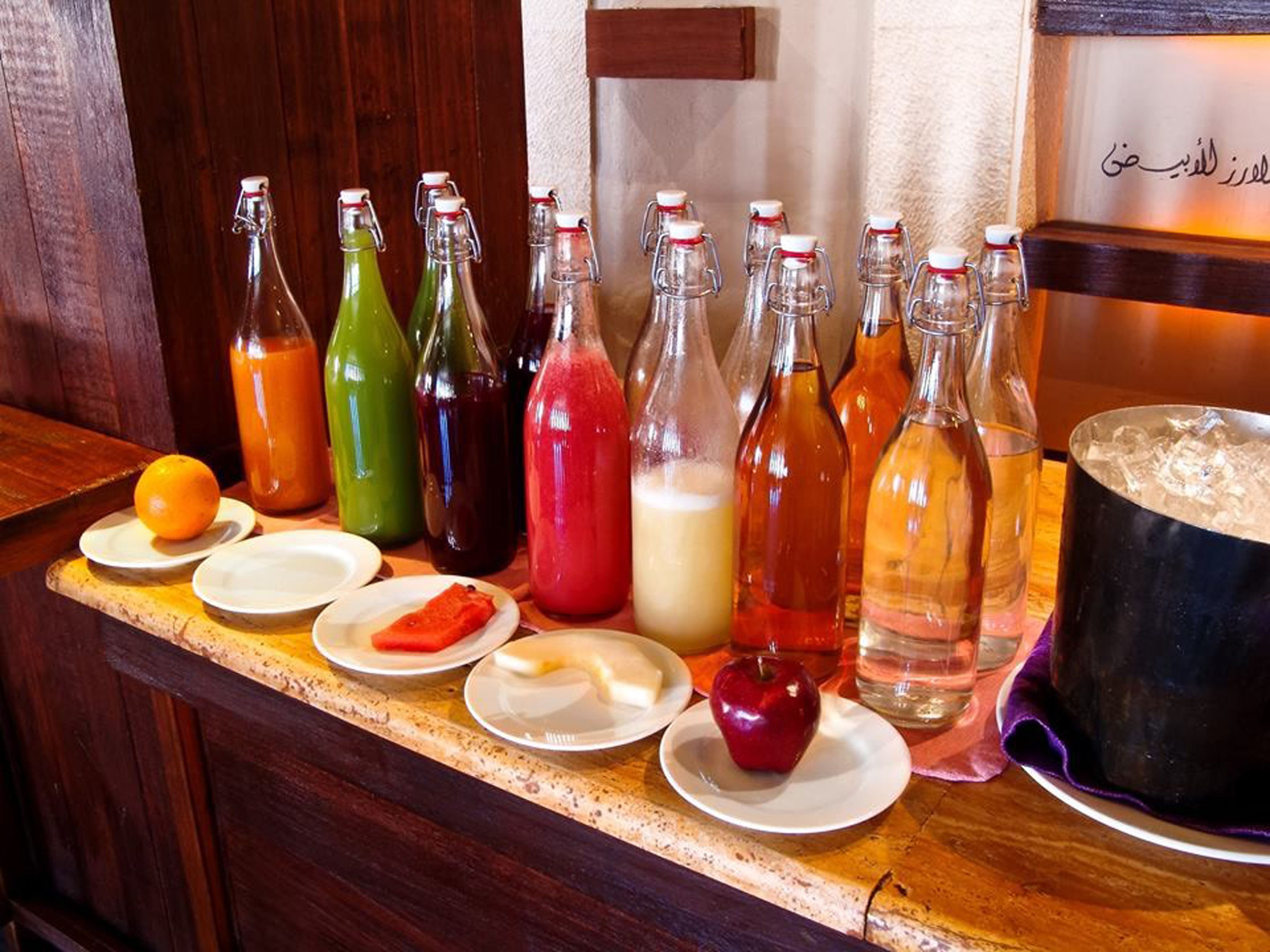 Una barra con varias botellas de bebidas y platos de comida.