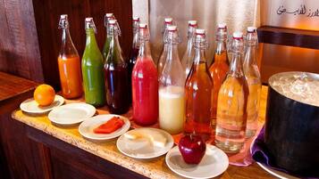Una barra con varias botellas de bebidas y platos de comida.