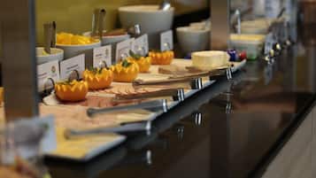 Una barra de buffet con diferentes alimentos y utensilios.