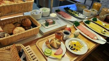 Free daily buffet breakfast