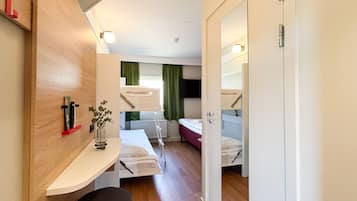 Good Morning Triple Room | Escritorio, cortinas blackout, wifi gratis y ropa de cama