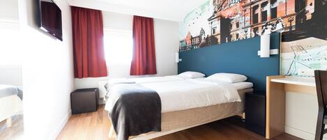Good Morning Twin Room | Escritorio, cortinas opacas, wifi gratis y ropa de cama