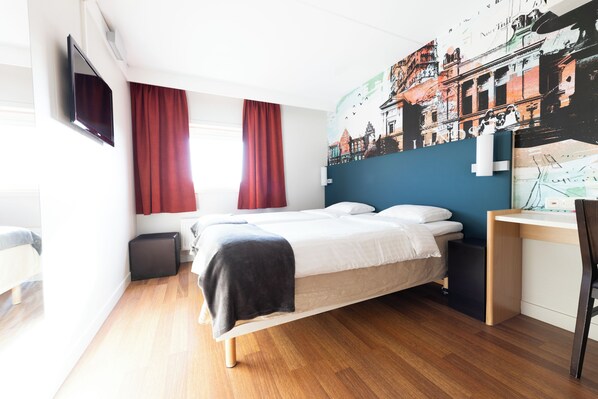 مكتب وستائر تعتيم وواي فاي مجانًا وملاءات أسرّة