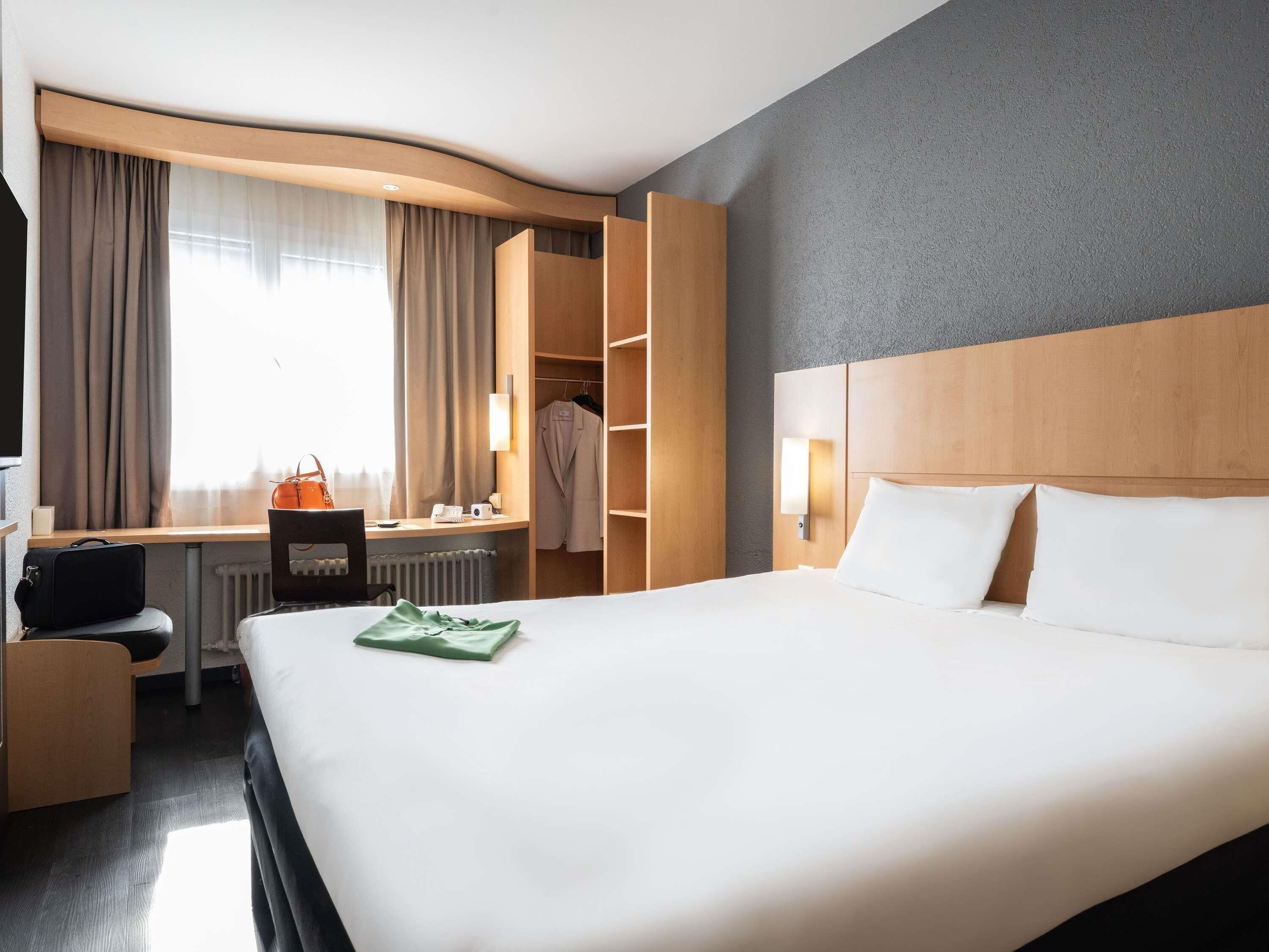 Double Room, 1 Double Bed | In-room safe, desk, blackout curtains, soundproofing
