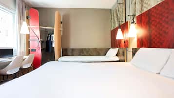 Caja de seguridad en la habitación, escritorio y cortinas blackout