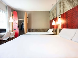 Chambre Double Supérieure, plusieurs lits | Coffres-forts dans les chambres, bureau, rideaux occultants