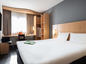 1 soveværelse, pengeskab på værelset, skrivebord, mørklægningsgardiner