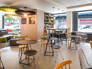 Daily buffet breakfast (CHF 17 per person)