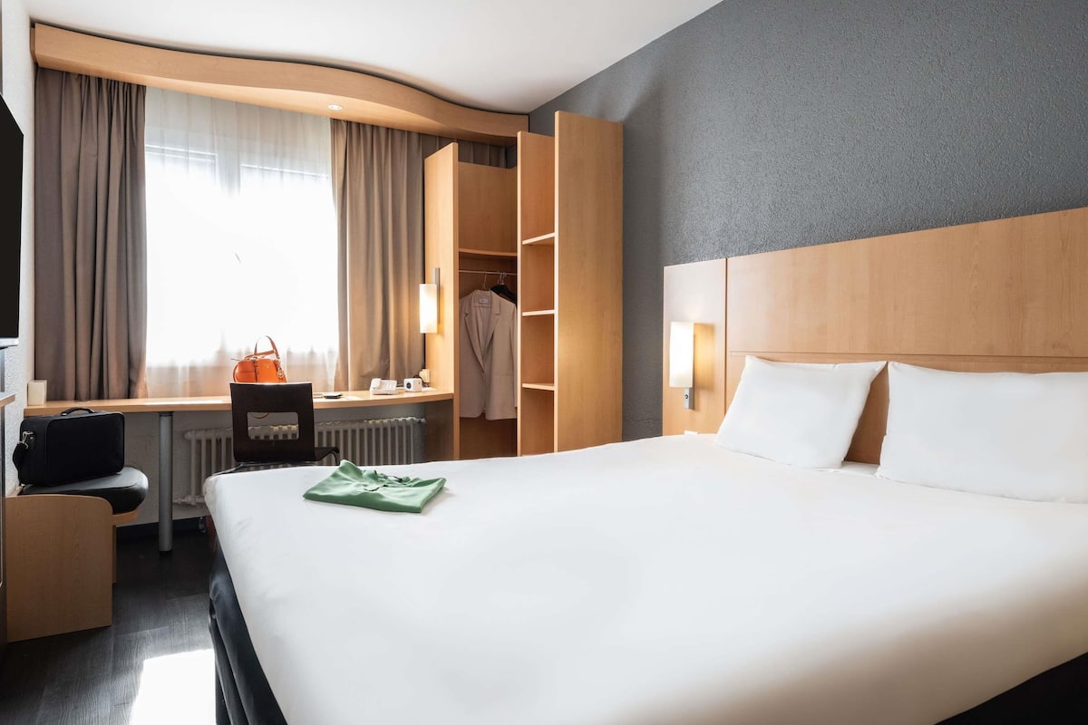 Dobbeltværelse - 1 dobbeltseng | Pengeskab på værelset, skrivebord, mørklægningsgardiner, lydisolering