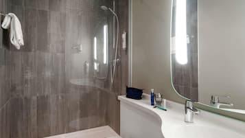 Double Room, 1 Double Bed | In-room safe, desk, blackout drapes, soundproofing