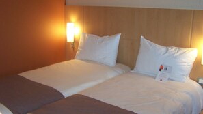 Zimmer, 2 Einzelbetten | Schreibtisch, Verdunkelungsvorhänge, Bügeleisen/Bügelbrett