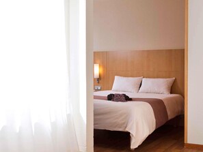 Habitación estándar, varias camas | Escritorio, cortinas blackout y tabla de planchar con plancha 