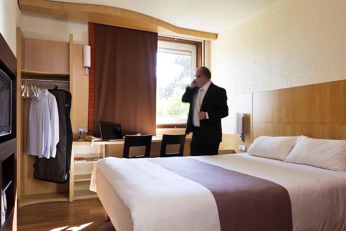 Standard Room, 1 Double Bed | Desk, blackout curtains, iron/ironing board, free cots/infant beds