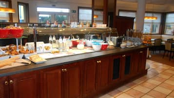 Frukostbuffé varje dag (EUR 18 per person)