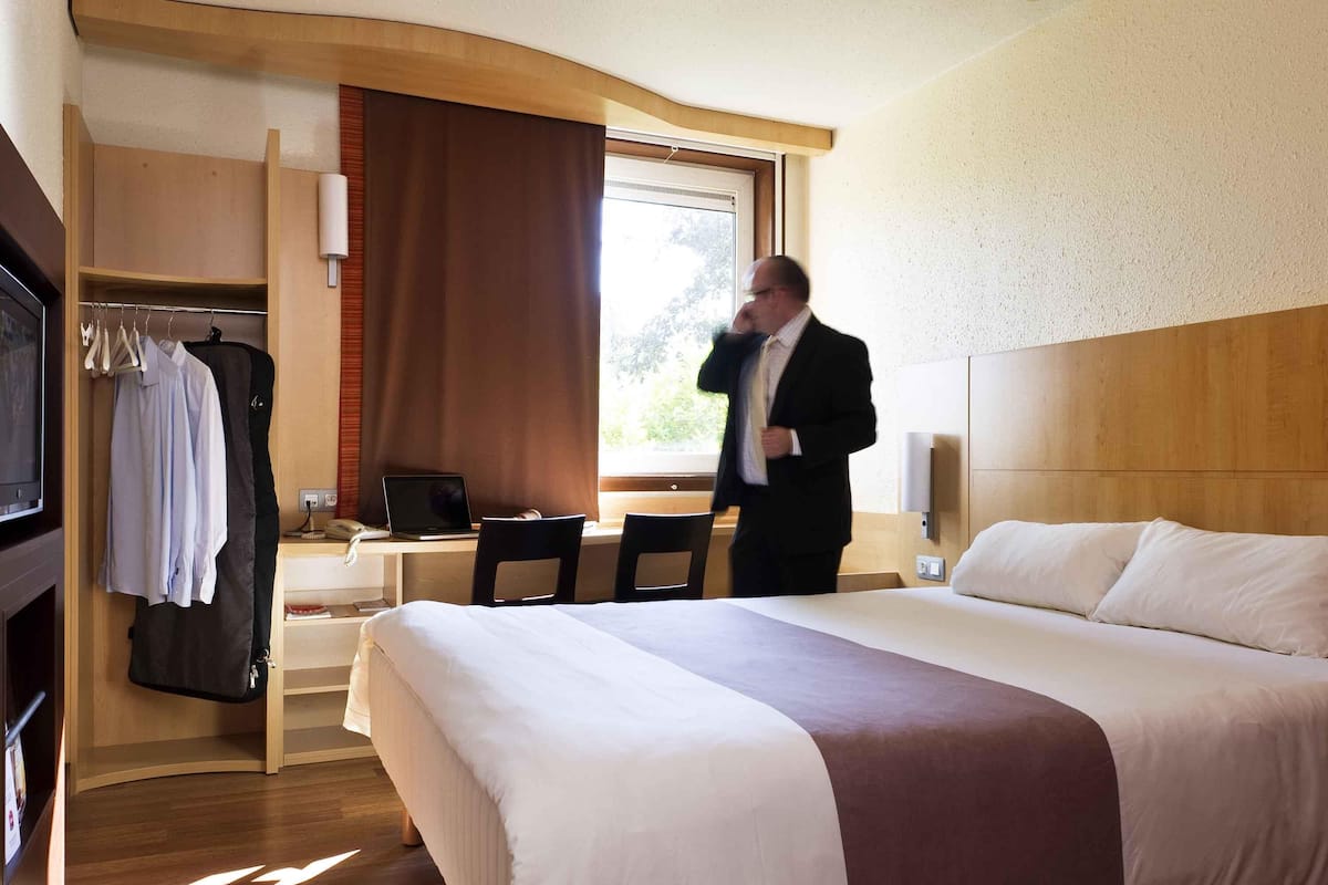 Chambre Standard, 1 lit double | Bureau, rideaux occultants, fer et planche à repasser