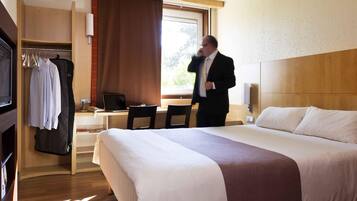 Standard Room, 1 Double Bed | Desk, blackout drapes, iron/ironing board, free cribs/infant beds