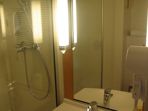 Douche, sèche-cheveux, serviettes fournies
