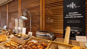 Petit déjeuner buffet servi tous les jours en supplément