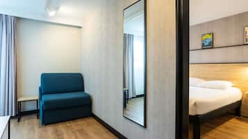 Quarto família, várias camas | Roupas de cama premium, escrivaninha, cortinas blackout