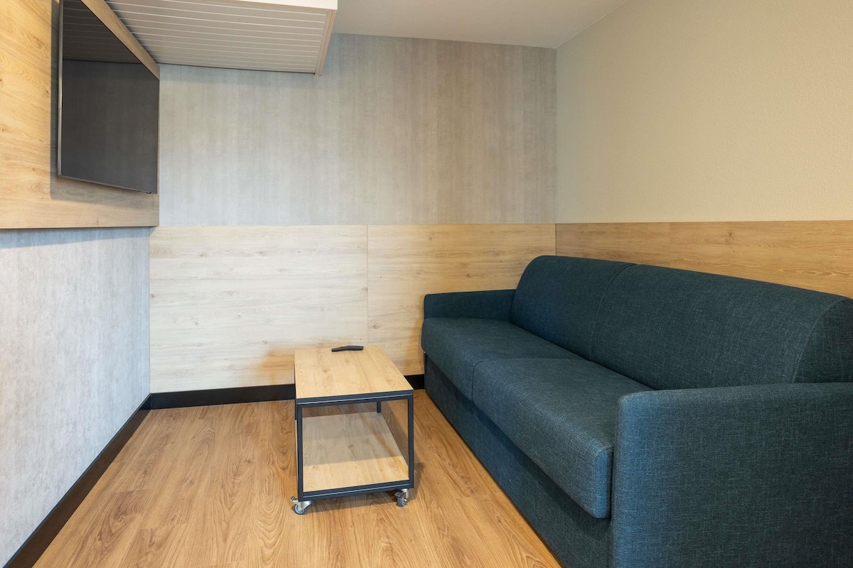 Quarto família, várias camas | Roupas de cama premium, escrivaninha, cortinas blackout