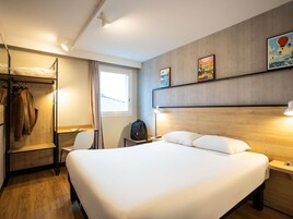 Ropa de cama de alta calidad, escritorio y cortinas blackout