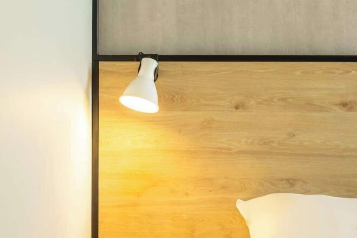 Roupas de cama premium, escrivaninha, cortinas blackout