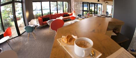 Colazione a buffet, servita tutte le mattine (12.9 EUR a persona)