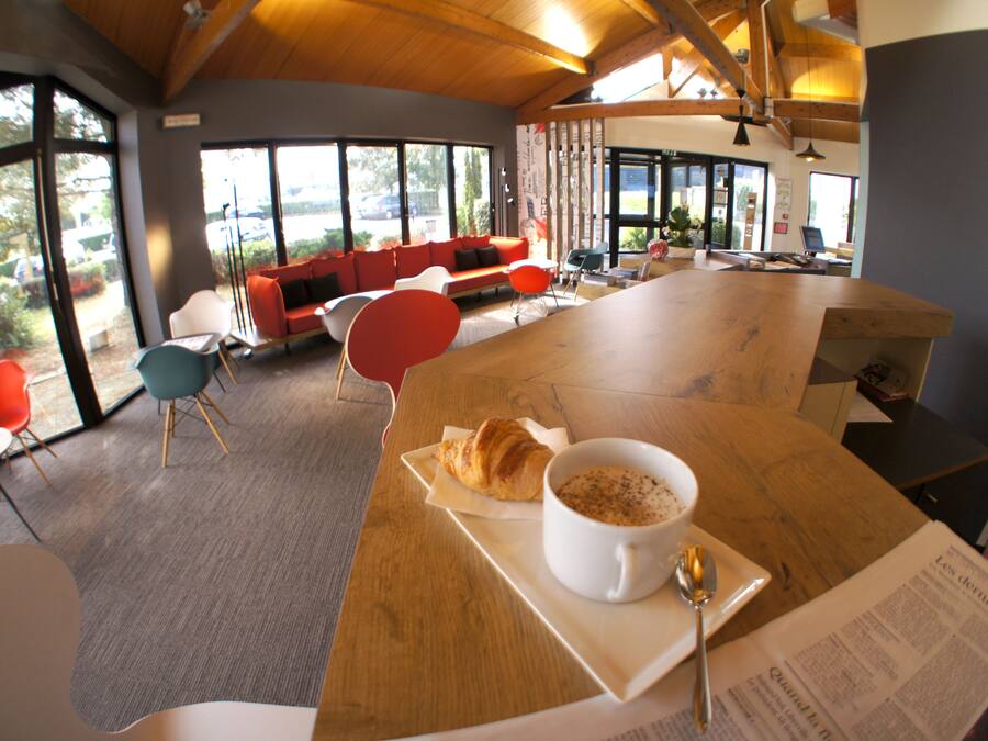 Petit déjeuner buffet (12.9 EUR par personne)