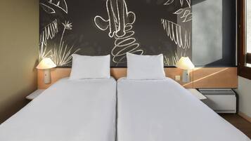 Standaard Twin kamer, 2 eenpersoonsbedden | Een bureau, geluiddichte muren, een strijkplank/strijkijzer