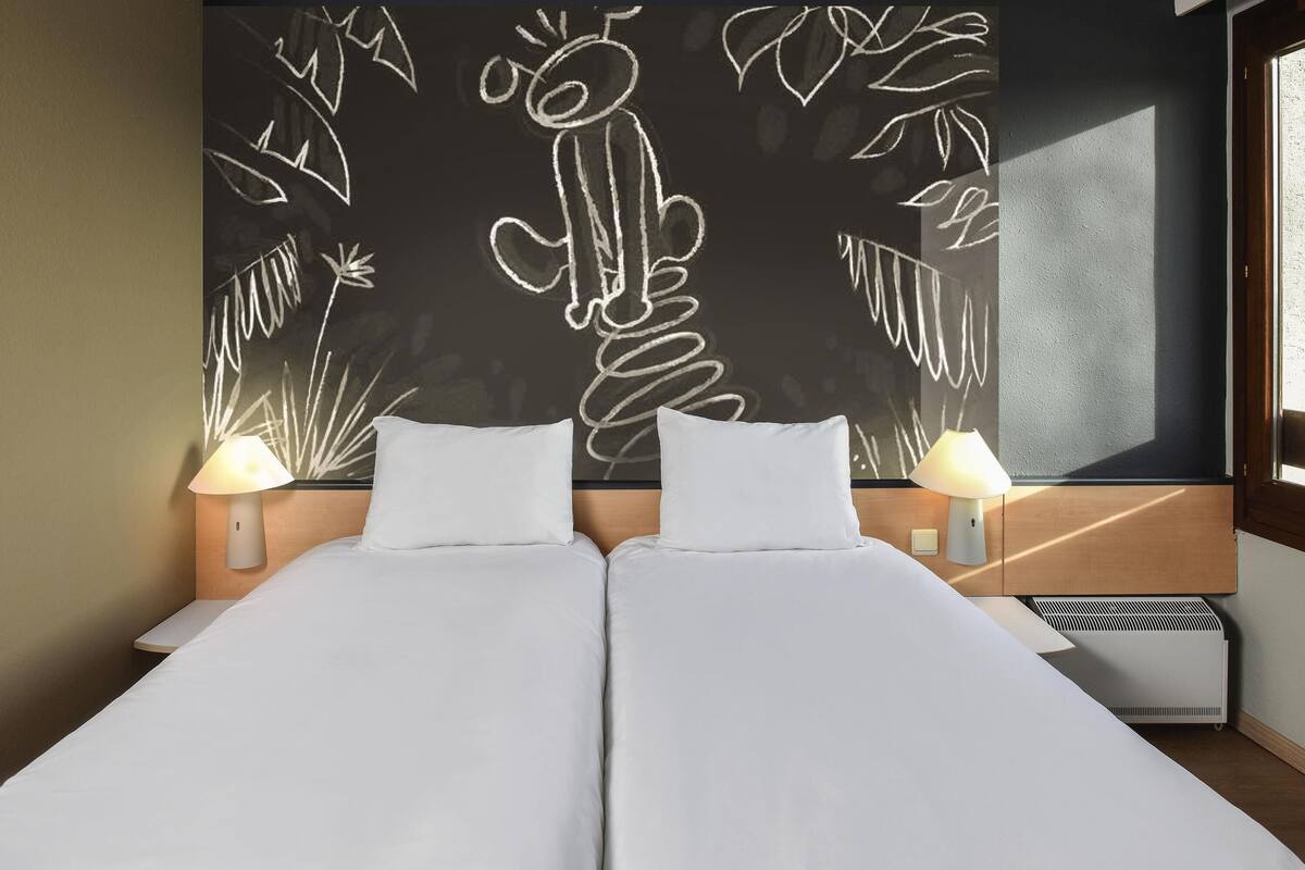 Chambre Standard avec lits jumeaux, 2 lits une place | Bureau, chambres insonorisées, fer et planche à repasser